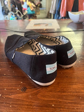 Load image into Gallery viewer, Tom’s Black Classic Canvas Shoes (Size 8.5)