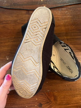 Load image into Gallery viewer, Tom’s Black Classic Canvas Shoes (Size 8.5)