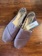 Load image into Gallery viewer, NWT Ash Brown Toms Classic Shoe (Size 8)