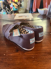 Load image into Gallery viewer, NWT Ash Brown Toms Classic Shoe (Size 8)