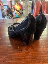 Charger l'image dans la galerie, Clarks Black Suede Mary Jane Pumps (Size 7)