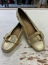 Cargar imagen en el visor de la galería, Nine West Gold Metallic Leather Driving Loafers (Size 6.5)