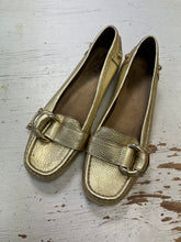 Cargar imagen en el visor de la galería, Nine West Gold Metallic Leather Driving Loafers (Size 6.5)