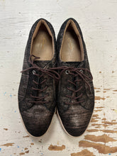 Cargar imagen en el visor de la galería, Clarks Artisan Black & Gold Lace Up Sneakers (Size 8.5)