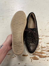 Cargar imagen en el visor de la galería, Clarks Artisan Black & Gold Lace Up Sneakers (Size 8.5)