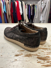 Cargar imagen en el visor de la galería, Clarks Artisan Black & Gold Lace Up Sneakers (Size 8.5)