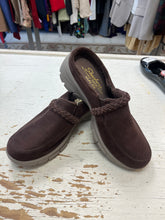 Cargar imagen en el visor de la galería, Sketchers Wide Fit Memory Foam Clog Slippers (Size 8.5)