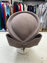 Charger l'image dans la galerie, Vintage Taupe 100% Wool Fascinator Hat (57cm Fit)