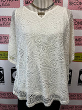 Charger l'image dans la galerie, Amanda Collection White Lace Overlay Batwing Top (Size M)