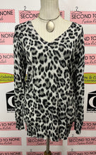 Cargar imagen en el visor de la galería, NWT Michael Kors Animal Print Top (Size S)
