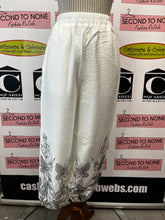 Cargar imagen en el visor de la galería, White & Black Floral Hem Pants (Only 1 L Left!)