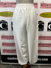 Cargar imagen en el visor de la galería, White & Black Floral Hem Pants (Only 1 L Left!)