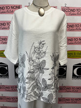Cargar imagen en el visor de la galería, White & Black Floral Tunic Top
