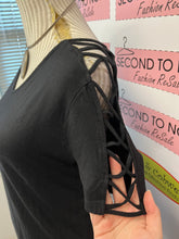 Cargar imagen en el visor de la galería, Yest Cold Shoulder Tee (Size 12)