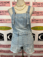 Cargar imagen en el visor de la galería, Lightwash Denim Short Overalls (Size S)