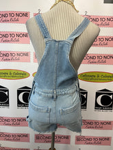 Cargar imagen en el visor de la galería, Lightwash Denim Short Overalls (Size S)