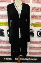 Cargar imagen en el visor de la galería, Ruffle & Ribbed Long Black Cardigan (Size XL)