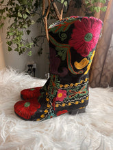 Cargar imagen en el visor de la galería, Colorful Embroidered Suede Boots (Size 9)