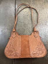 Cargar imagen en el visor de la galería, Vintage Tan Leather Shoulder Bag with Floral Carvings