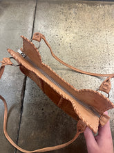Cargar imagen en el visor de la galería, Vintage Tan Leather Shoulder Bag with Floral Carvings