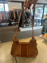 Cargar imagen en el visor de la galería, Vintage Tan Leather Shoulder Bag with Floral Carvings