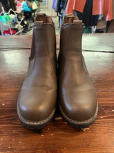 Load image into Gallery viewer, Storm Mountain Winter Chelsea Boots (Size 10)