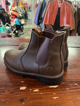 Load image into Gallery viewer, Storm Mountain Winter Chelsea Boots (Size 10)