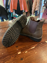 Load image into Gallery viewer, Storm Mountain Winter Chelsea Boots (Size 10)