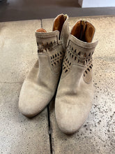 Cargar imagen en el visor de la galería, Pikolinos Taupe Suede Cutout Boots (Size 7/EU 38)