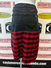Charger l'image dans la galerie, Upcycled Denim Skirt With Buffalo Plaid (Size 8)