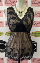 Cargar imagen en el visor de la galería, Top superpuesto de encaje con espirales (S)