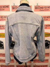 Charger l'image dans la galerie, Light-Wash Denim Jacket (Size M)