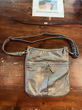 Charger l'image dans la galerie, Silver Metallic Crossbody Purse