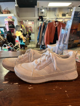 Cargar imagen en el visor de la galería, Sorel ‘Out ‘N About’ Waterproof Sneakers (Size 9)