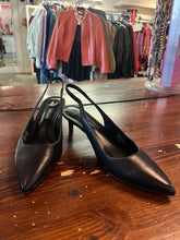 Cargar imagen en el visor de la galería, Nine West Pointed Toe Sling-backs (Size 8)