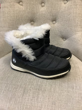 Charger l'image dans la galerie, Wind River Insulated Fuzzy Winter Boots (Size 8)