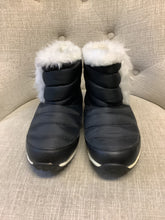 Charger l'image dans la galerie, Wind River Insulated Fuzzy Winter Boots (Size 8)