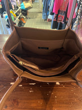 Charger l'image dans la galerie, Floral Embossed Buckle Tote Bag