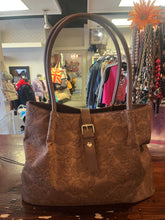Charger l'image dans la galerie, Floral Embossed Buckle Tote Bag