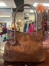 Charger l'image dans la galerie, Floral Embossed Buckle Tote Bag