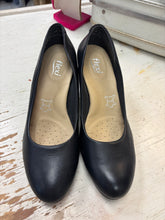 Cargar imagen en el visor de la galería, Flexi Black Leather Pumps (Size 8)