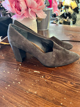 Load image into Gallery viewer, Vintage Bata International Pumps (Size 10)