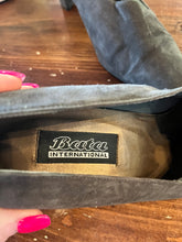 Load image into Gallery viewer, Vintage Bata International Pumps (Size 10)