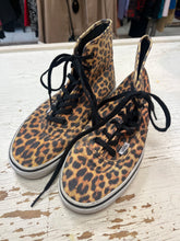 Cargar imagen en el visor de la galería, Vans Animal Print Hi-Top Skate Shoes (Size 8/Men’s 6.5)