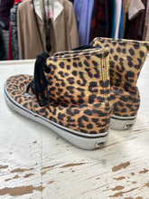 Cargar imagen en el visor de la galería, Vans Animal Print Hi-Top Skate Shoes (Size 8/Men’s 6.5)