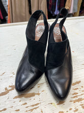 Cargar imagen en el visor de la galería, Vince Camuto Black Sling Back Heels (Size 6/EU 36)