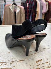Cargar imagen en el visor de la galería, Vince Camuto Black Sling Back Heels (Size 6/EU 36)