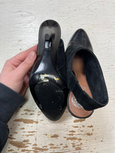 Cargar imagen en el visor de la galería, Vince Camuto Black Sling Back Heels (Size 6/EU 36)