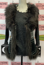 Cargar imagen en el visor de la galería, Top de punto con tachuelas plateadas (M)