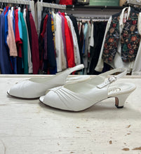 Load image into Gallery viewer, Vintage White Leather Heels (Size 9.5)